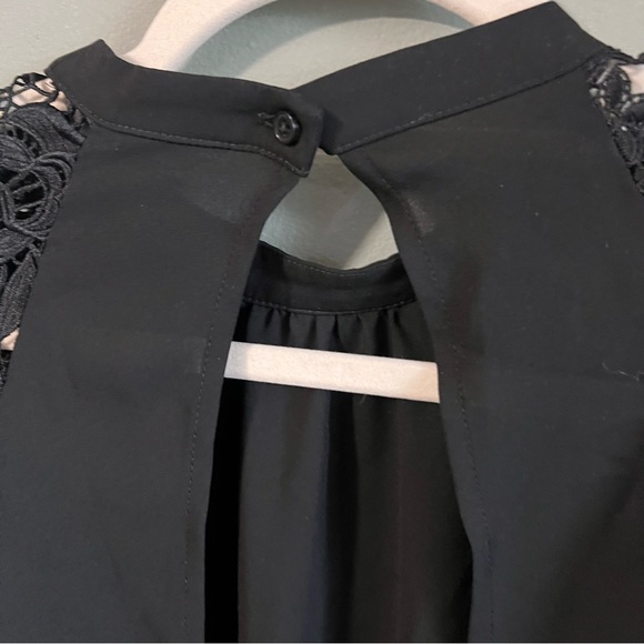 Express Black Crochet Lace Cap Sleeve Blouse, Open Keyhole Back, Size Medium - Picture 5 of 9